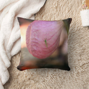 Pink Lady Slipper mit Besuch des grünen Insekts Kissen