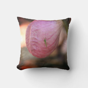 Pink Lady Slipper mit Besuch des grünen Insekts Kissen