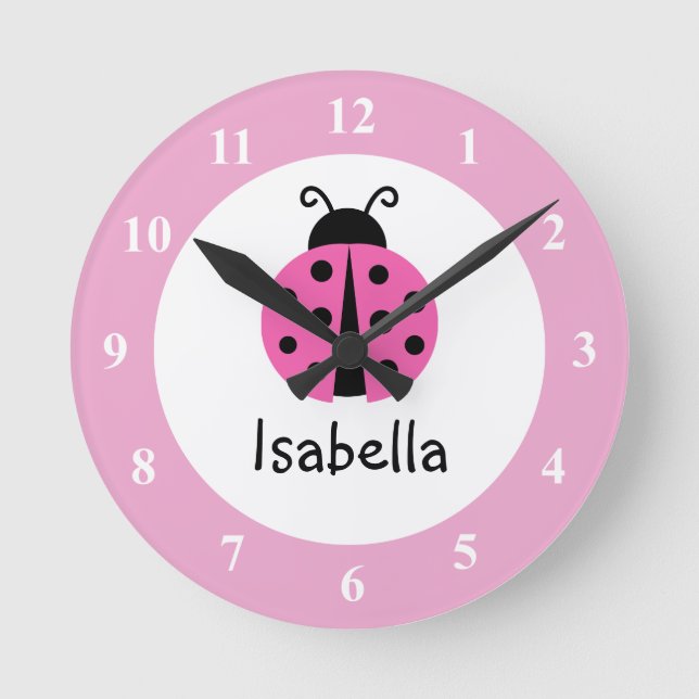 Pink Ladybug Babyname Kinderzimmer Room Wange Runde Wanduhr (Vorderseite)