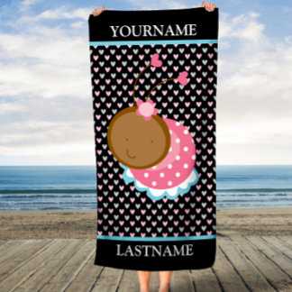 Pink Ladybug Hearts Individuelle Name und Nachname Strandtuch