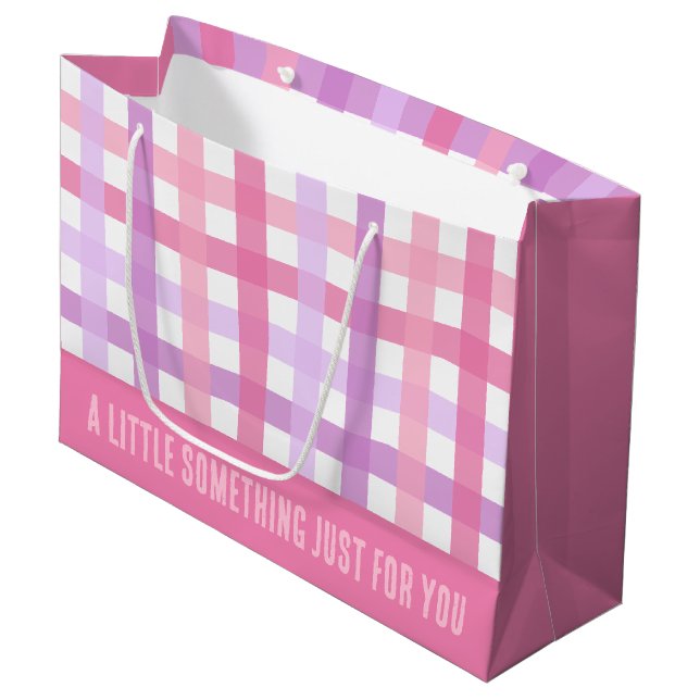 Pink Lila Pastell Modernes Gingham-Muster Große Geschenktüte (Vorderseite Schrägansicht)