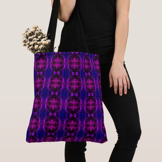 "Pink lilac strikes flokes" auf blauem Hintergrund Tasche (Von Nahem)