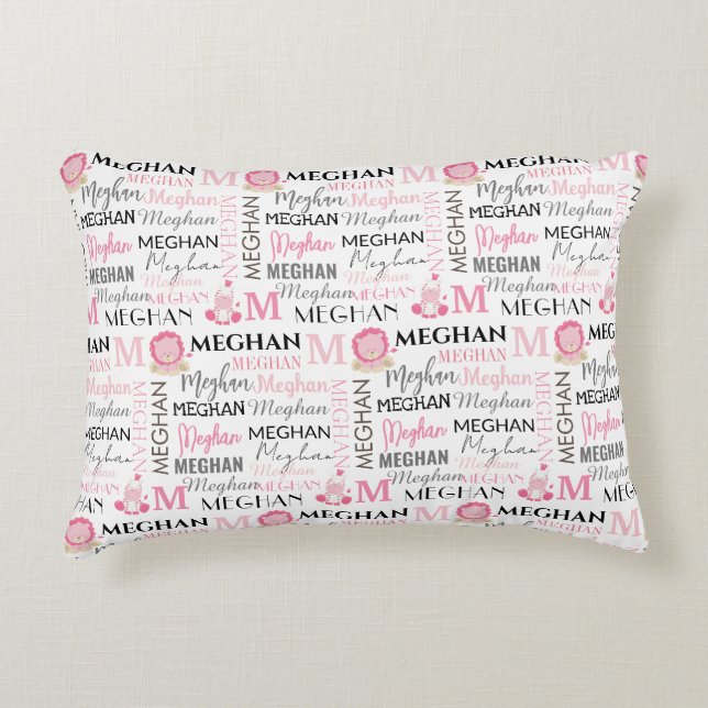 Pink Lion und Zebra mit Name und Monogramm Muster Dekokissen (Vorderseite)