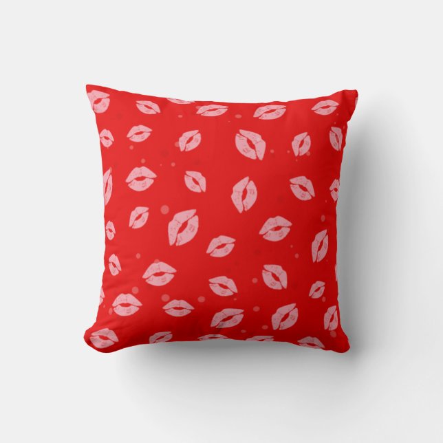 Pink Lipstick Kisses auf Red Background Pattern Kissen (Vorderseite)