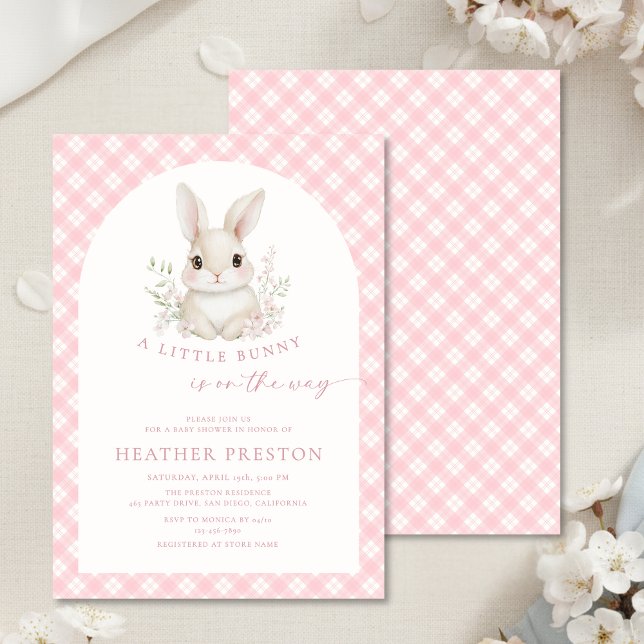 Pink Little Bunny Gingham Arch Baby Shower Einladung (Von Creator hochgeladen)