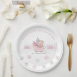 Pink Little Snowflake Babydusche Pappteller<br><div class="desc">Der süße Bär mit rosa und silbernen Schneeflocken. "Eine kleine Schneeflocke ist auf dem Weg" Typografie in einem einfachen Schriftart kreiert diese perfekte winterliche Babydusche-Papiertüte. Weiche rosa Farben für eine kleine Mädchen-Dusche. Die niedliche Papiertafel für den perfekten Event wird mit dem Snowflake-Sprinkle am Boden fertig.</div>