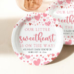 Pink Little Sweetheart Valentine's Day Babydusche Pappteller<br><div class="desc">Pink Little Sweetheart Valentine's Day Baby Shower Paper Teller Diese Pink Little Sweetheart Valentine's Day Baby Shower Napkins sind hier, um eine schöne Touch zu Ihrem Fest hinzuzufügen! Mit ihrem charmanten Design bringen sie Ihrem Baby-Duschdekor eine süße Note. Diese Servietten eignen sich perfekt für diese unangenehmen Momente oder als reizvolle...</div>