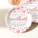 Pink Little Sweetheart Valentine's Day Babydusche Pappteller<br><div class="desc">Pink Little Sweetheart Valentine's Day Baby Shower Paper Teller Diese Pink Little Sweetheart Valentine's Day Baby Shower Napkins sind hier, um eine schöne Touch zu Ihrem Fest hinzuzufügen! Mit ihrem charmanten Design bringen sie Ihrem Baby-Duschdekor eine süße Note. Diese Servietten eignen sich perfekt für diese unangenehmen Momente oder als reizvolle...</div>