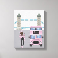 Pink London Bus mit Tower Bridge Artwork