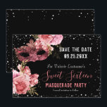 Pink Masquerade 16 . Geburtstag Save the Date<br><div class="desc">Girly Glitzer mit extravagantem Skriptnamen Typografie. Rosa Rosen und Imitate Glitzer Rand. Extravagante rosa Maskerade. Ideal für süße 16 Feiern. Der gesamte Text ist einstellbar. Schöne Blumen und Imitate Glitzer funkeln Design. Save The Date</div>