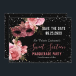 Pink Masquerade 16 . Geburtstag Save the Date<br><div class="desc">Girly Glitzer mit extravagantem Skriptnamen Typografie. Rosa Rosen und Imitate Glitzer Rand. Extravagante rosa Maskerade. Ideal für süße 16 Feiern. Der gesamte Text ist einstellbar. Schöne Blumen und Imitate Glitzer funkeln Design. Save The Date</div>