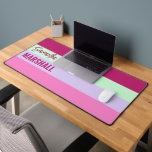 Pink Minze Green Lila Stripes Muster Name Schreibtischunterlage<br><div class="desc">Fügen Sie dem Arbeitsbereich eine personalisierte Touch mit der Schreibfläche für den Schreibtisch "Rosa", "Mint Green" und "Lila Stripes" hinzu. Mit einem stilvollen gestreiften Design in lebhaften Farben bietet diese Matte eine glatte Oberfläche für Tastatur und Maus und verbessert Ihren Schreibtisch mit einem modernen Look. Passen Sie ihn mit einem...</div>