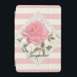 Pink mit handgemalten Pfoten und Blauer Schmetterl iPad Mini Hülle<br><div class="desc">Exquisit detaillierte, elegante rosa Blume mit einem niedlichen blauen Schmetterling im Vintagen Stil ist tatsächlich handgemalt Kunstwerk von Audrey Jeanne. Hübsch, farbenfroh, süß weiblich mit Ihrem Namen personalisiert in einem Drehbuch-Schriftart. Ein antikes Pergament wie Hintergrund mit Wirbel, Schriftrollen, Handschriften und eine Grenze von New Orleans Stil eisernen Zaun Muster ist...</div>