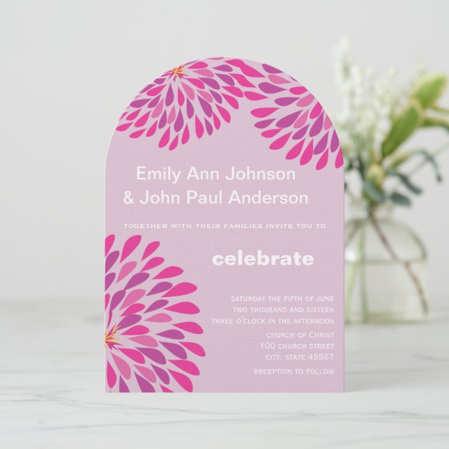 Pink Modern Floral Chrysanthemum Wedding Einladung (Stehend Vorderseite)