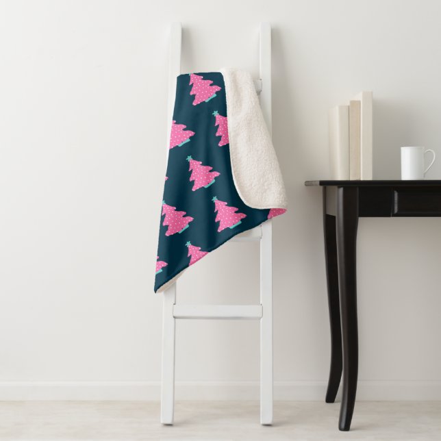 Pink Moderne Weihnachtsbaumen auf Navy Blue Sherpadecke (Beispiel)