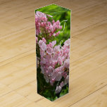 Pink Mountain Laurel Mit Monogramm Gastgeschenke H Wein-Geschenkverpackung<br><div class="desc">Hübsche nah-up von rosa sternförmigen Berg Laurel Blume mit dunkleren rosa und grünen Blätter mit verschwommenem Grün im Hintergrund. Eine elegante Touch zu Ihren Gastgeschenk Hochzeiten- oder Champagnerflaschen für Ihren Hochzeitsempfang (oder andere besondere Veranstaltungen). Personalisieren Sie die Vornamen von Bride & Groom und das Hochzeitdatum in weißem Text (anstelle meines...</div>