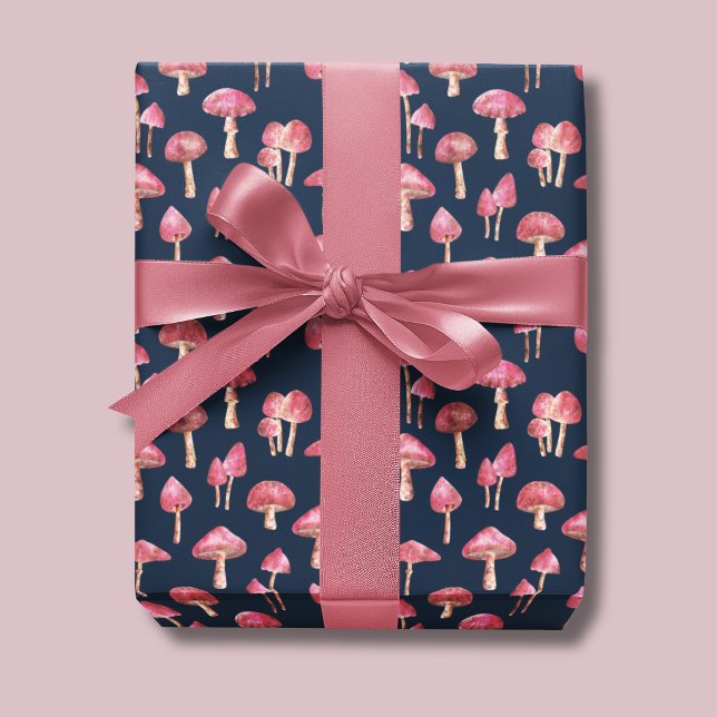 Pink Mushroom-Muster Geschenkpapier (Pink mushroom wrapping paper. Woodland mushrooms on navy blue background.)