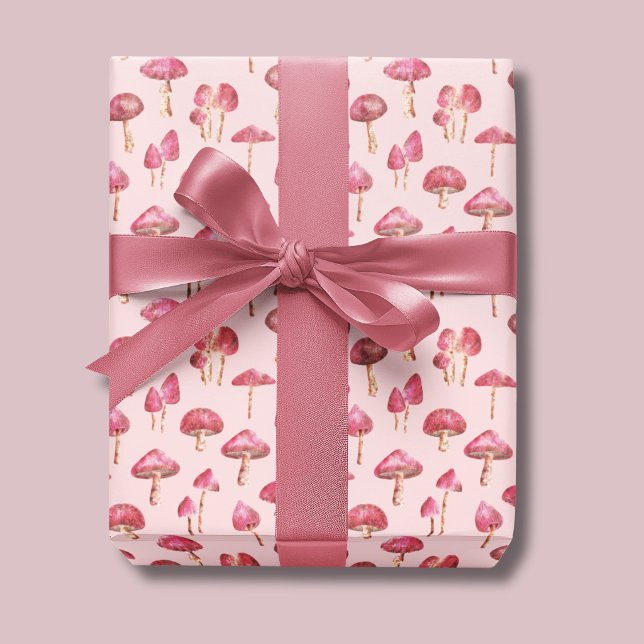 Pink Mushroom-Muster Geschenkpapier (Pink mushroom wrapping paper. Woodland mushrooms on pale pink background.)
