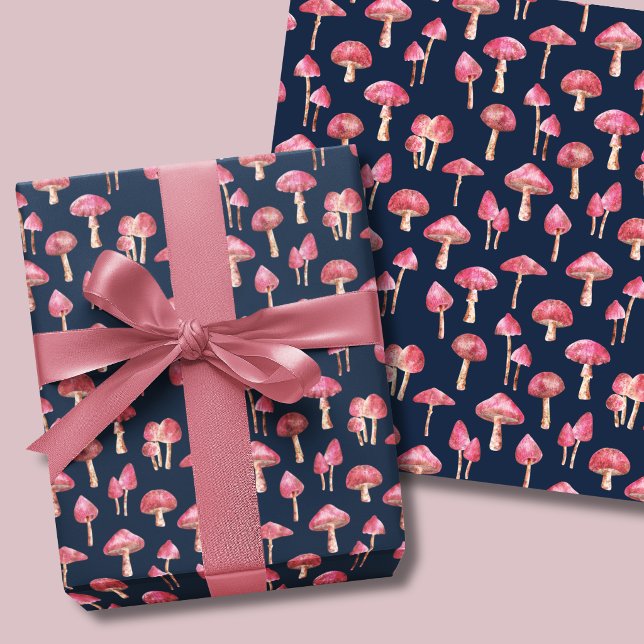 Pink Mushroom-Muster Geschenkpapier Set (Pink mushroom wrapping paper sheets. Woodland mushrooms on navy blue background.)