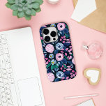 Pink Navy Blue Floral Bouquet Wasserfarben Muster  Case-Mate iPhone 14 Pro Hülle<br><div class="desc">Dieses moderne und elegante Aquarellmuster ist perfekt für die trendige und stilvolle Frau. Es ist mit handgemalten Beerenrosa, Rosa, Rosa, Marineblau, Pastellblau, Neongelb, aquamarinen grünen Blume und Blätter auf einem dunkelmarineblauen Hintergrund ausgestattet. Es ist künstlerisch, hübsch, mädchenhaft, delikat und süß; das perfekte Design für die Sommer- und Frühjahrsmonate. Stilisieren Sie...</div>