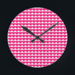 Pink Niedlich Hearts Muster Uhr<br><div class="desc">Einfache und süße Niedliche Herz Pattern Uhr mit einem sich wiederholenden Muster kleiner rosa Herzen. Dieses Design kann um Text ergänzt werden,  um ihm eine persönliche Touch zu geben.</div>