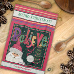 Pink Niedlich Whimsical Weihnachten Personalisiert Geschirrtuch<br><div class="desc">Rosa Niedliches Personalisiertes Santa Teetuch. Diese frohen Küchenhandtücher sind perfekt, um Ihrer Küche etwas Urlaubsstimmung zu verleihen. Pair es mit einer Flasche Wein und es ist ein großartiges Weihnachtsgeschenk für Freunde, Familie, Mitarbeiter, Nachbarn, etc. Der personalisierte Name und der Urlaubsnachrichtenbereich können auf alles geändert werden, was Sie wünschen. Für weitere...</div>