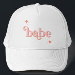 PINK ORANGE Disco Babe Brautparty beim DO Shirt Truckerkappe<br><div class="desc">Mit unserer Kollektion Retro Disco Ball Bridal Shower Invitations & Decor können Sie in die Vergangenheit zurückblicken. Tauchen Sie ein in die Nostalgie des 70ers mit gedämpften beigen und grauen Arkaden, die durch zauberhafte Schriftart aus silberfarbenem Glitzer ergänzt werden. Die typische Retro-Disco-Bühne erinnert an eine Zeit des Disco-Glamours und bewahrt...</div>