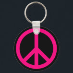Pink Peace Sign Schlüsselanhänger<br><div class="desc">Ein rosa Rose-Friedenssymbol vor schwarzem Hintergrund.</div>