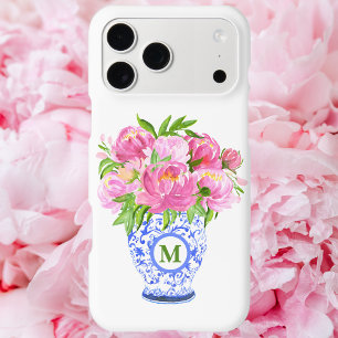 Pink Peonies Chinoiserie Vase Green Monogram iPhone 15 Plus Hülle