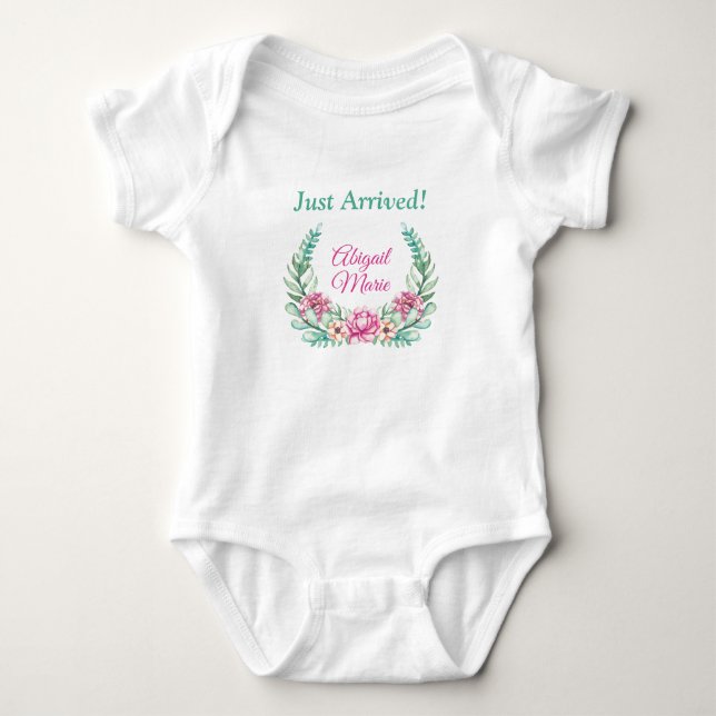 Pink Peonies Kranz Personalisiert, gerade angekomm Baby Strampler (Vorderseite)