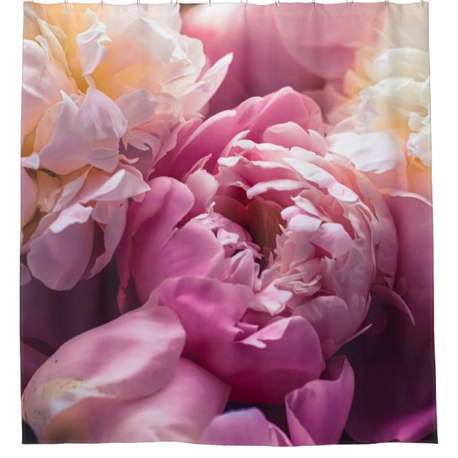 Pink Peonies: Luxuriöse florale Kunst. Duschvorhang (Vorderseite)