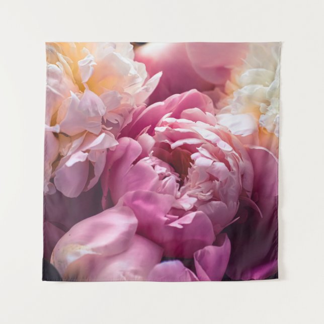 Pink Peonies: Luxuriöse florale Kunst. Wandteppich (Vorderseite)