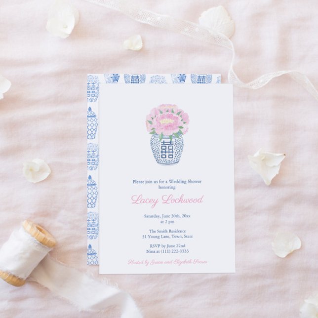 Pink Peonies Preppy Blue White Vase Brautparty Einladung (Bridal Shower Invitation With Pink Peonies In A Ginger Jar Vase And Co-ordinating Ginger Jar Backer)