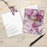 Pink Peony Floral Gold Monogram Script 2023 Planer<br><div class="desc">Chic pink pinkfarbenen Pépéony Blumen und Gold Monogramm 2023 Planer. Entwickelt von Thisisnotme©</div>