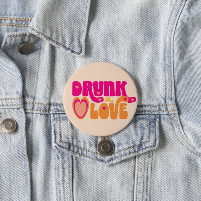 Pink-pfirsichfarbene Retro Betrunken in Liebe Brid Button (Beispiel)