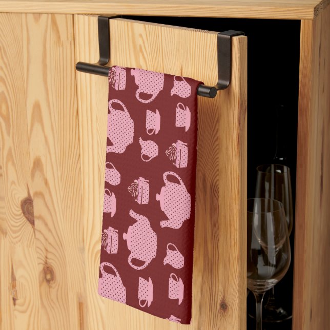 Pink Polka Dot Tea Set auf Burgund Geschirrtuch (Drittel gefaltet)