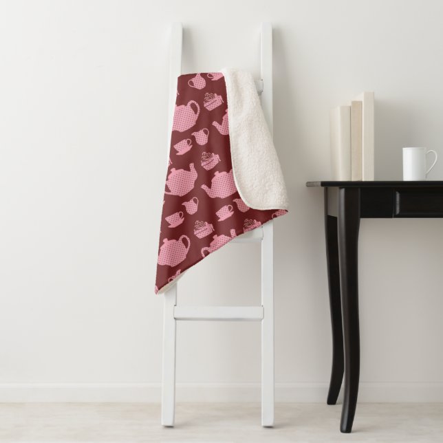 Pink Polka Dot Tea Set auf Burgund Sherpadecke (Beispiel)