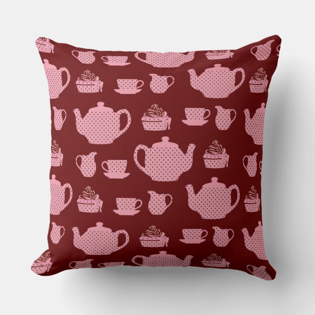 Pink Polka Dot Tee Set auf Burgund Muster Kissen (Vorderseite)