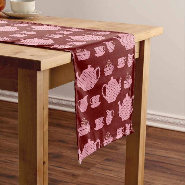 Pink Polka Dot Tee Set auf Burgund Muster Kurzer Tischläufer (Beispiel)