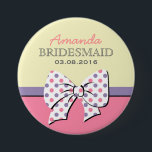 Pink Polka Dots Ribbons and Bows BridesmaidButton Button<br><div class="desc">Niedlicher und süßer Knopf für Brautjungfrau,  Brautparty oder Kinderveranstaltung wie Geburtstagsparty,  Schulveranstaltung,  Babydusche und vieles mehr. Benutzerdefinierte Taste mit farbigen Polka-Punktmuster. Mit Band und Bögen dekoriert. Geeignet für Mädchen oder Damen Partys.</div>
