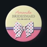 Pink Polka Dots Ribbons and Bows BridesmaidButton Button<br><div class="desc">Niedlicher und süßer Knopf für Brautjungfrau,  Brautparty oder Kinderveranstaltung wie Geburtstagsparty,  Schulveranstaltung,  Babydusche und vieles mehr. Benutzerdefinierte Taste mit farbigen Polka-Punktmuster. Mit Band und Bögen dekoriert. Geeignet für Mädchen oder Damen Partys.</div>