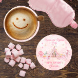 Pink Popcorn und Pajamas Slumber Geburtstagsparty Runder Pappuntersetzer<br><div class="desc">Machen Sie aus der Geburtstagsfeier Ihres kleinen Mädchens mit unserer bezaubernden Designvorlage "Pink Popcorn and Pajamas" ein skurriles Party. Dieses charmante Design ist perfekt zum Geburtstag jeden Alters geeignet, aber besonders für Kinder ab 6 Jahren. Es Set die Bühne für eine gemütliche und unvergessliche Nacht mit Spaß und Lachen. Tauchen...</div>