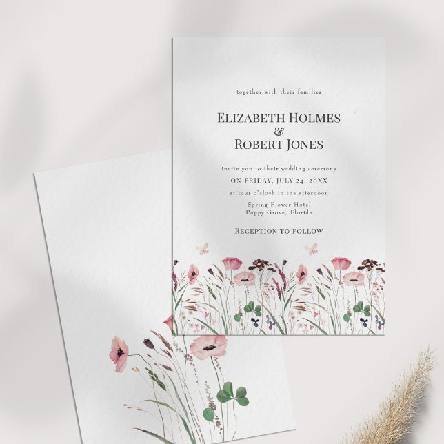 Pink Poppy Wildblume Wiese Hochzeit Einladung (Pink Poppy Meadow Wedding Invitation on a table)