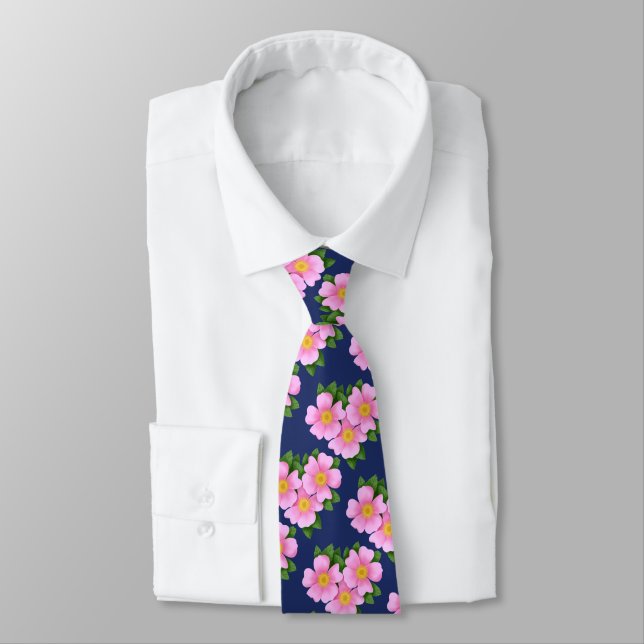 Pink Prairie Rose Blumenmuster auf Navy Blue Krawatte (Gebunden)