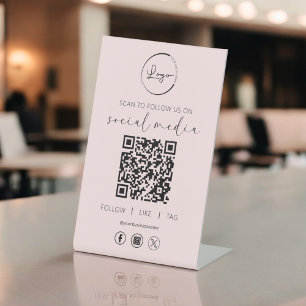 Pink QR Code Scan, um uns im sozialen Netzwerk zu  Sockelschild