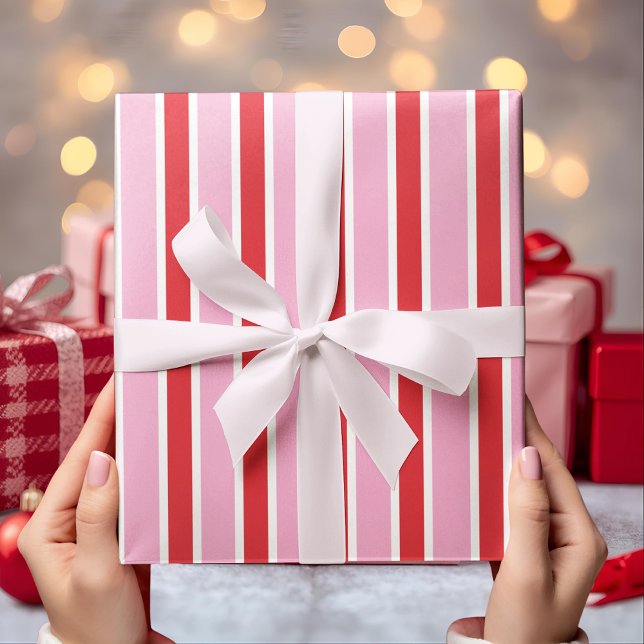 Pink & Red Candy Stripe Geschenkpapier (Von Creator hochgeladen)
