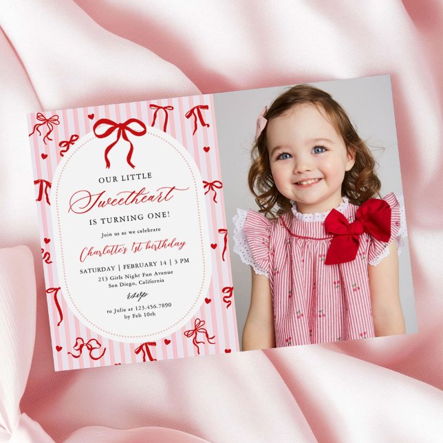 Pink Red Coquette Bow Valentine 1st Birthday Photo Einladung (Von Creator hochgeladen)