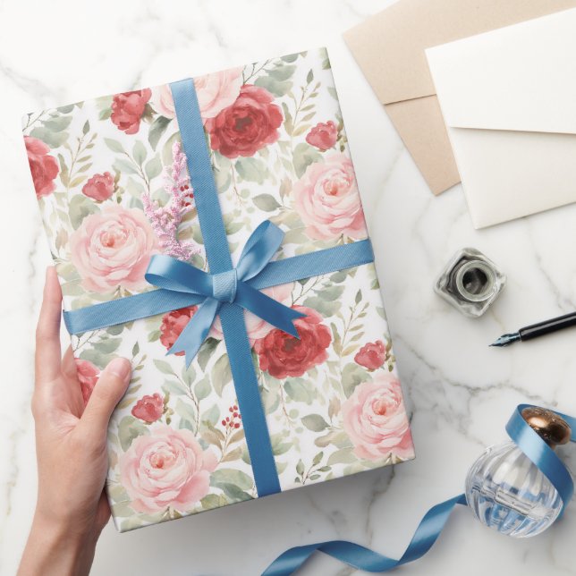 Pink Red Roses Floral Bridal Shower Geschenkpapier (Schenken)