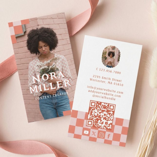 Pink Retro Checkered Pattern Content Creator Photo Visitenkarte (Pink Retro Checkered Pattern Content Creator Photo Business Card)