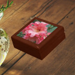 Pink Rhododendron Bloom Floral Erinnerungskiste<br><div class="desc">In dieser hölzernen Geschenkboxen mit Keramik-Fliesen,  die das Foto einer wunderschönen,  rosa Rhododendron-Blüte zeigt,  können Sie Schmuck,  Schmuck und andere kleine Keepsakes aufbewahren. Ein schönes,  blumengeschmücktes Design! Wählen Sie Ihre Geschenkboxen und Farbe.</div>